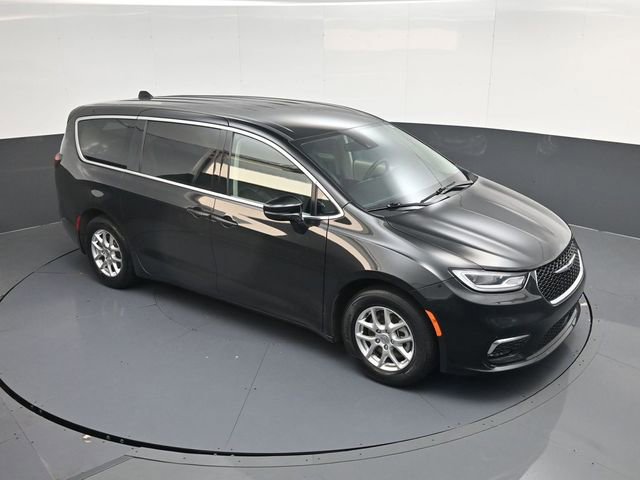 Used 2023 Chrysler Pacifica Touring-L image 39