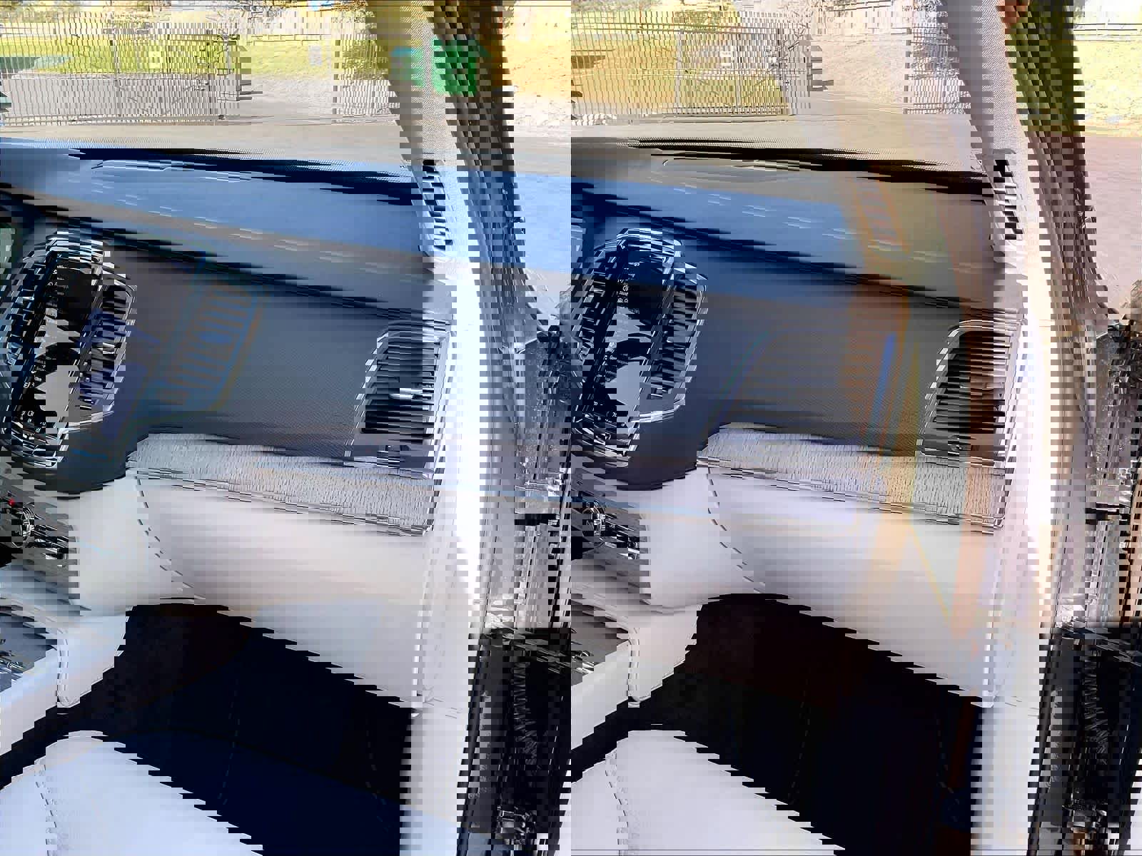 Used 2025 Volvo XC90 B6 Core w/ Climate Package image 19