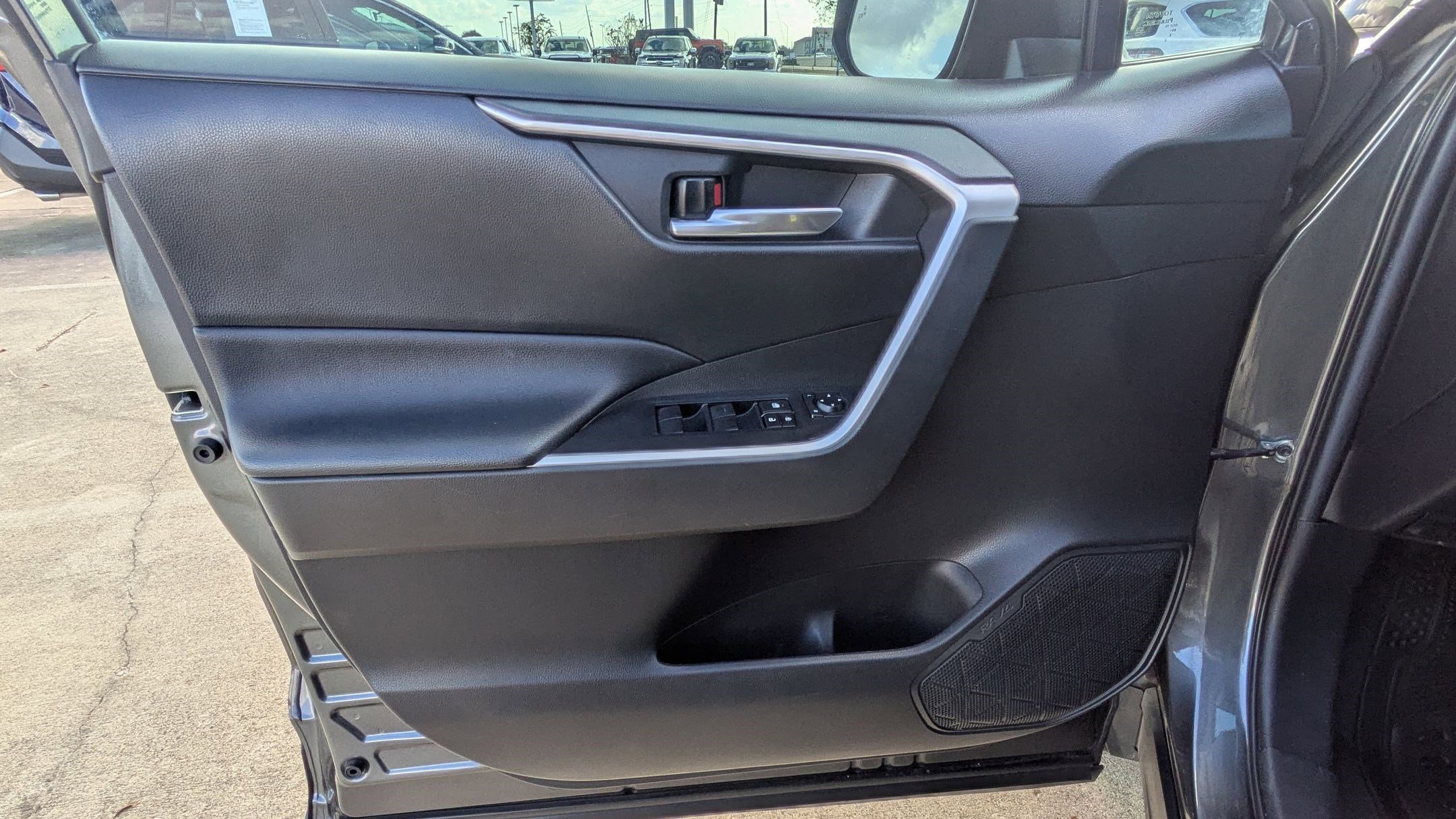 Used 2021 Toyota RAV4 XLE image 13