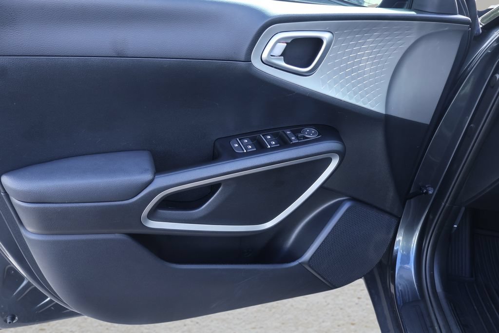 Used 2025 Kia Soul LX w/ LX Technology Package FWD image 18