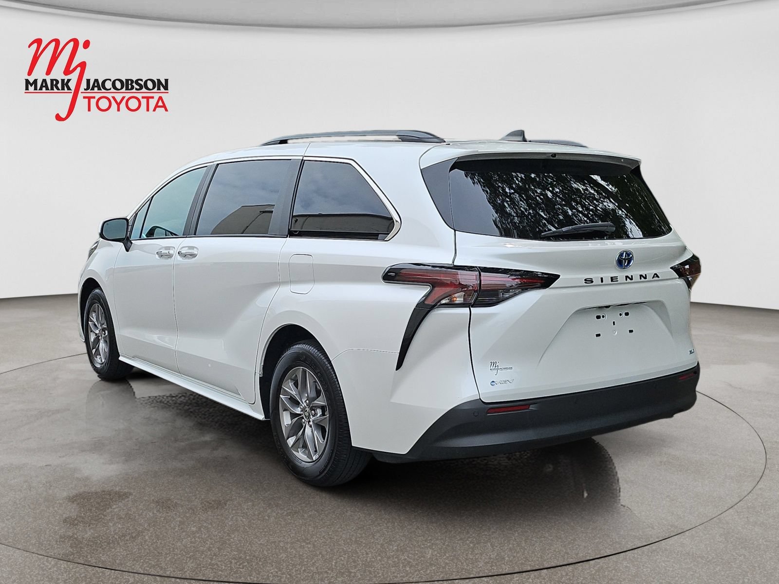 Used 2025 Toyota Sienna XLE FWD image 14