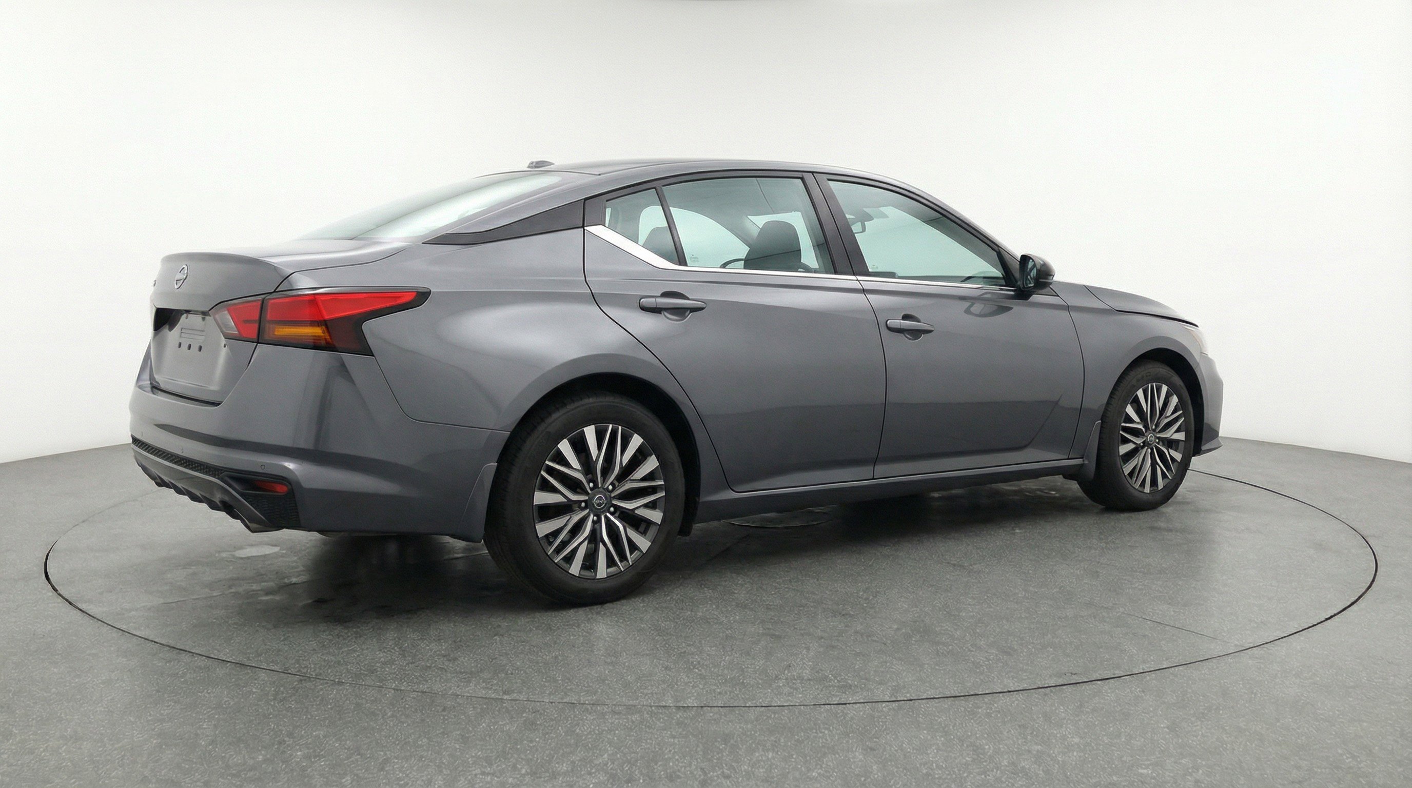 Used 2025 Nissan Altima 2.5 SV FWD image 9