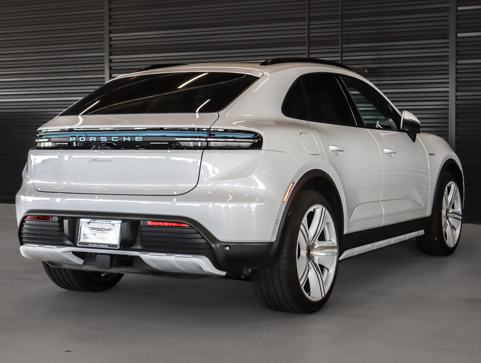 Used 2025 Porsche Macan Electric RWD image 10