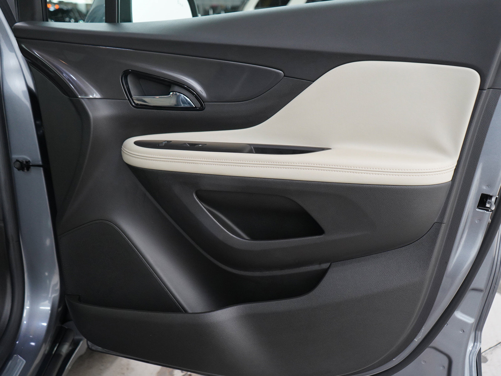 Used 2019 Buick Encore Essence w/ Safety Package II FWD image 9