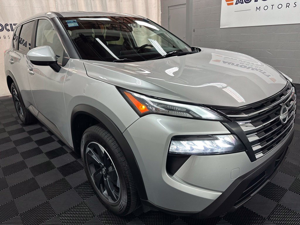 Used 2025 Nissan Rogue SV AWD/4WD image 2