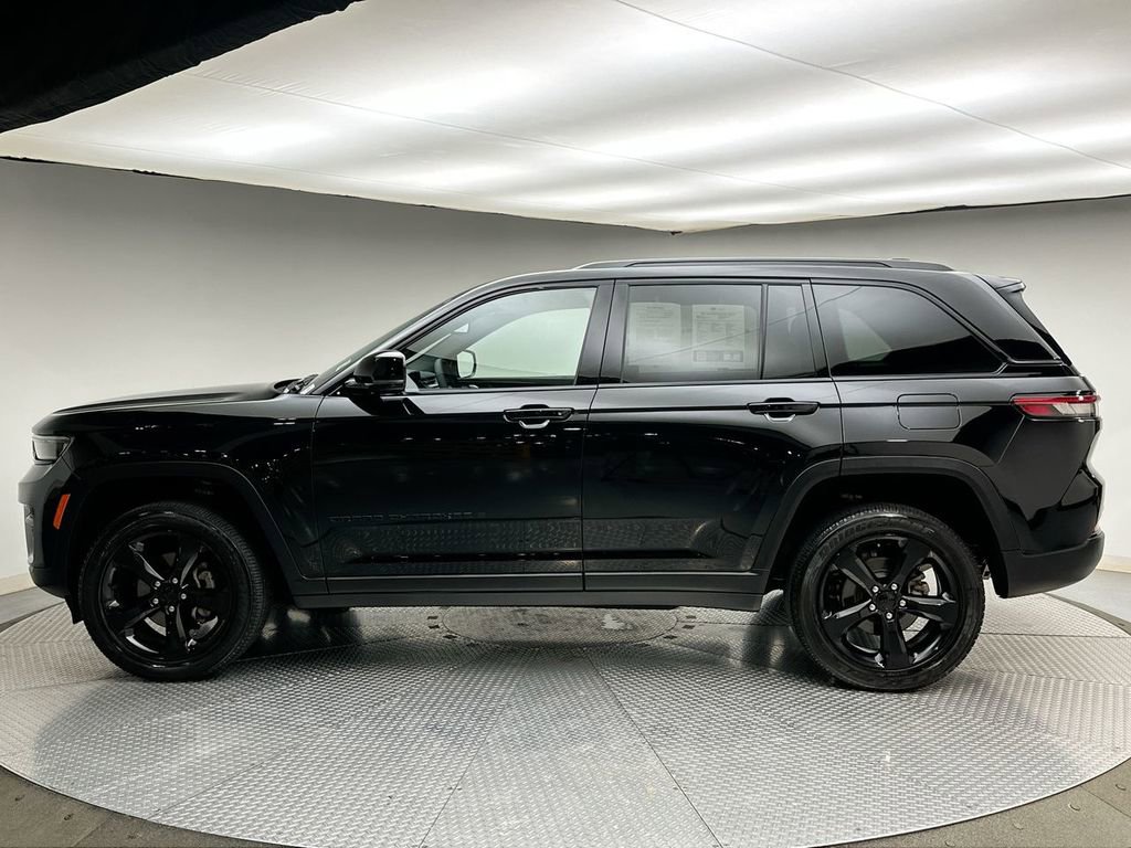 Used 2023 Jeep Grand Cherokee Altitude image 10
