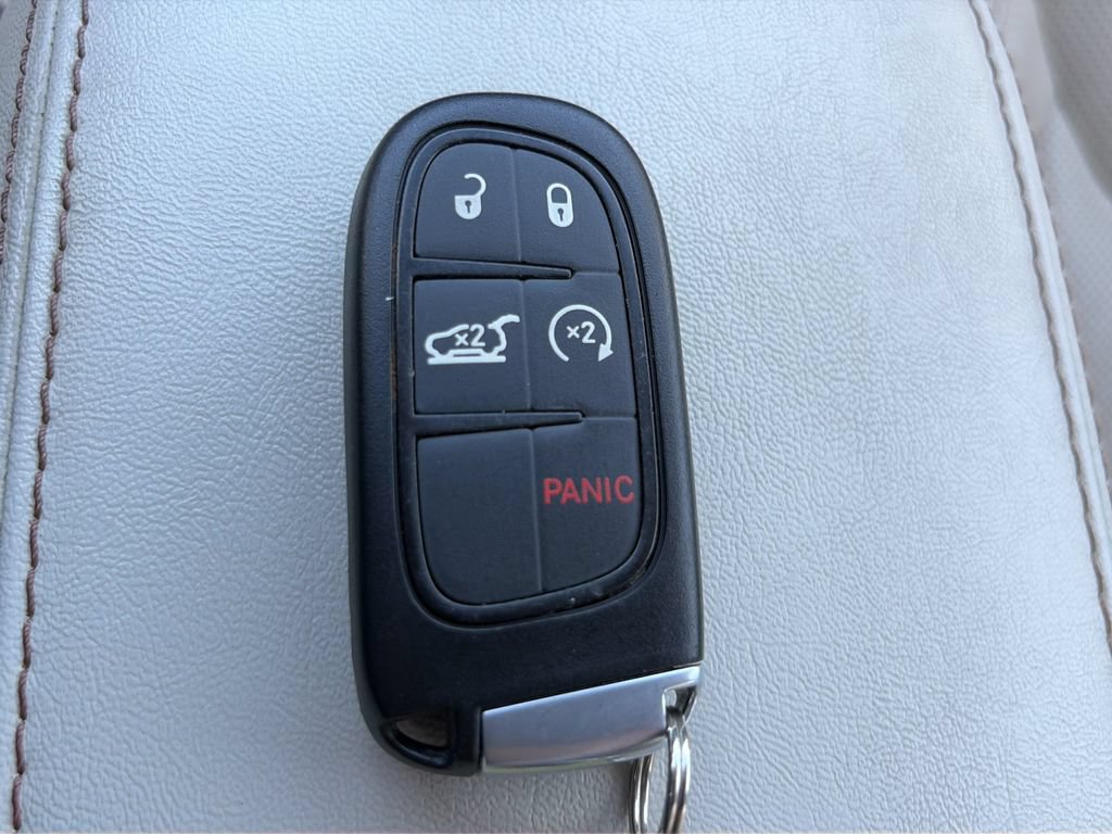 Used 2017 Jeep Cherokee Overland w/ Technology Group FWD image 28
