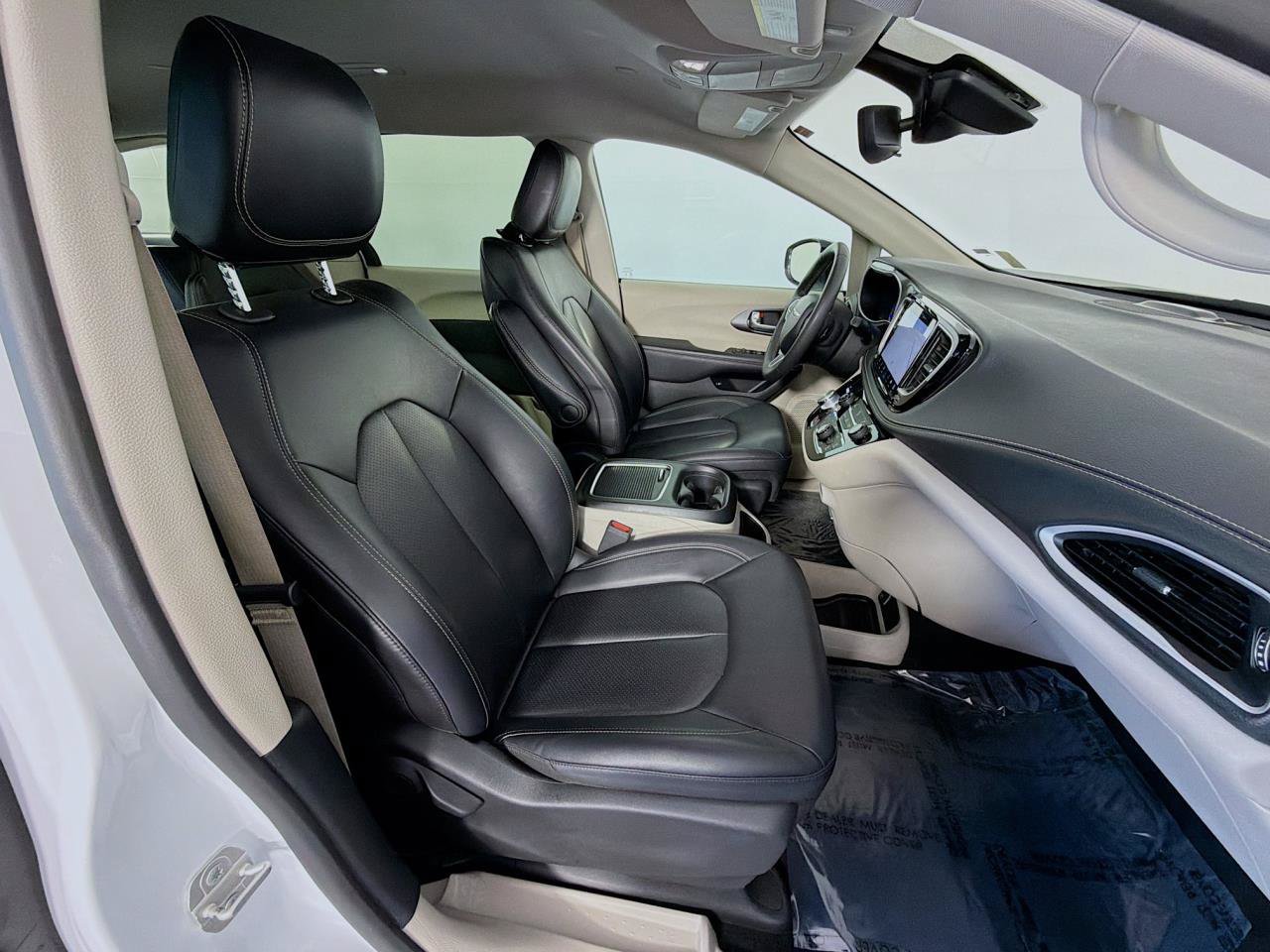 Used 2024 Chrysler Pacifica Limited FWD image 33