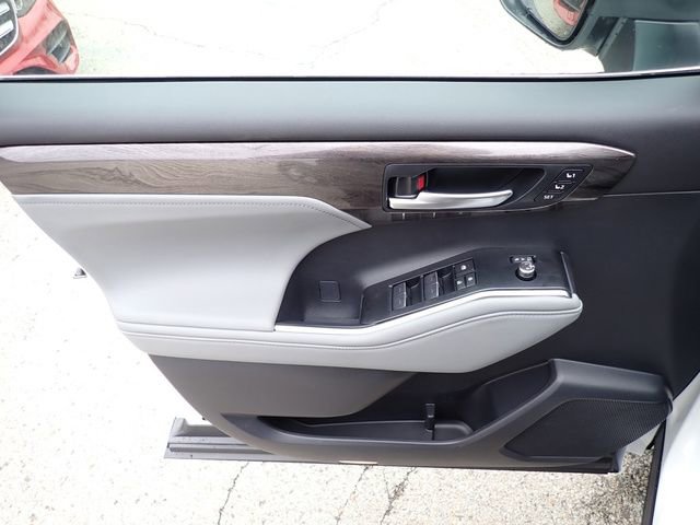 New 2026 Toyota Highlander Platinum image 14