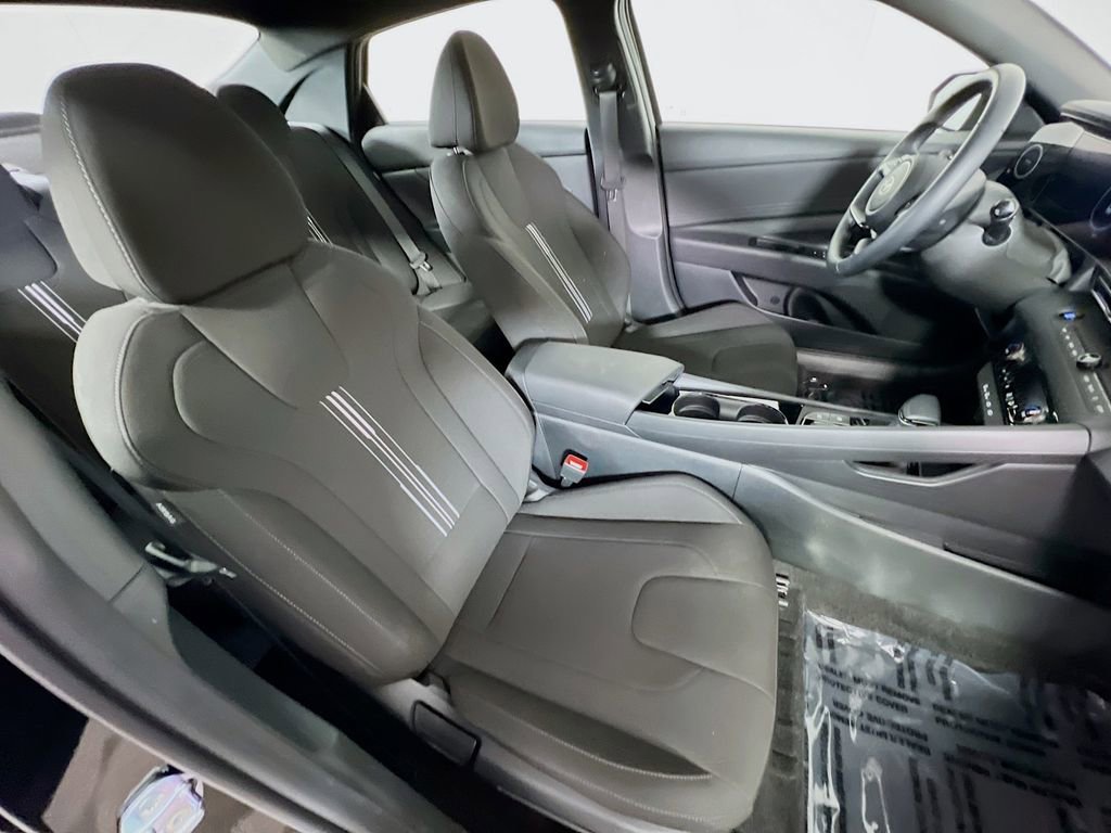 Certified 2025 Hyundai Elantra SEL image 28
