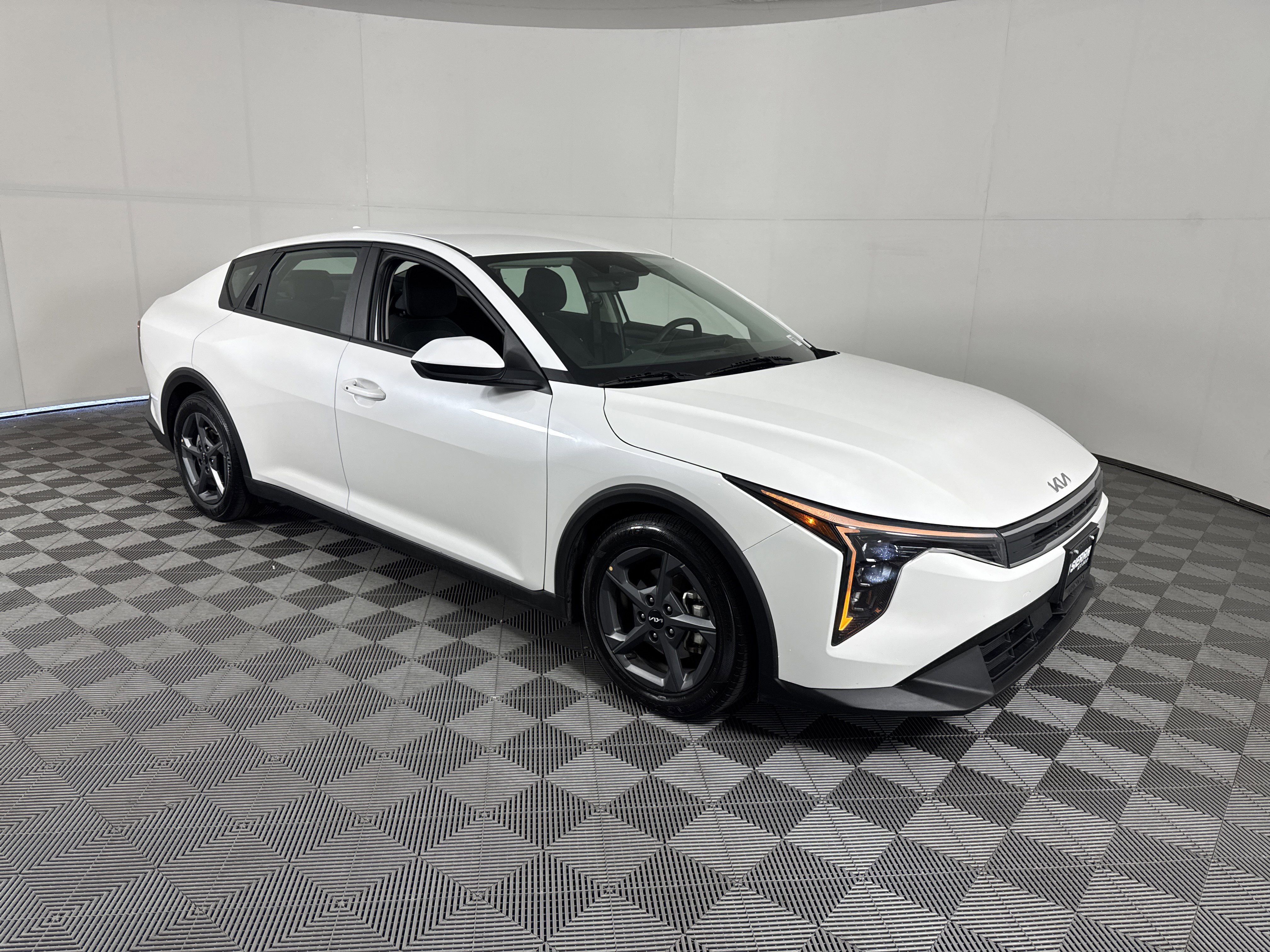 Used 2025 Kia K4 LXS FWD image 2