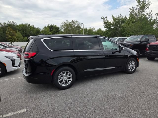 New 2027 Chrysler Pacifica Select FWD image 11