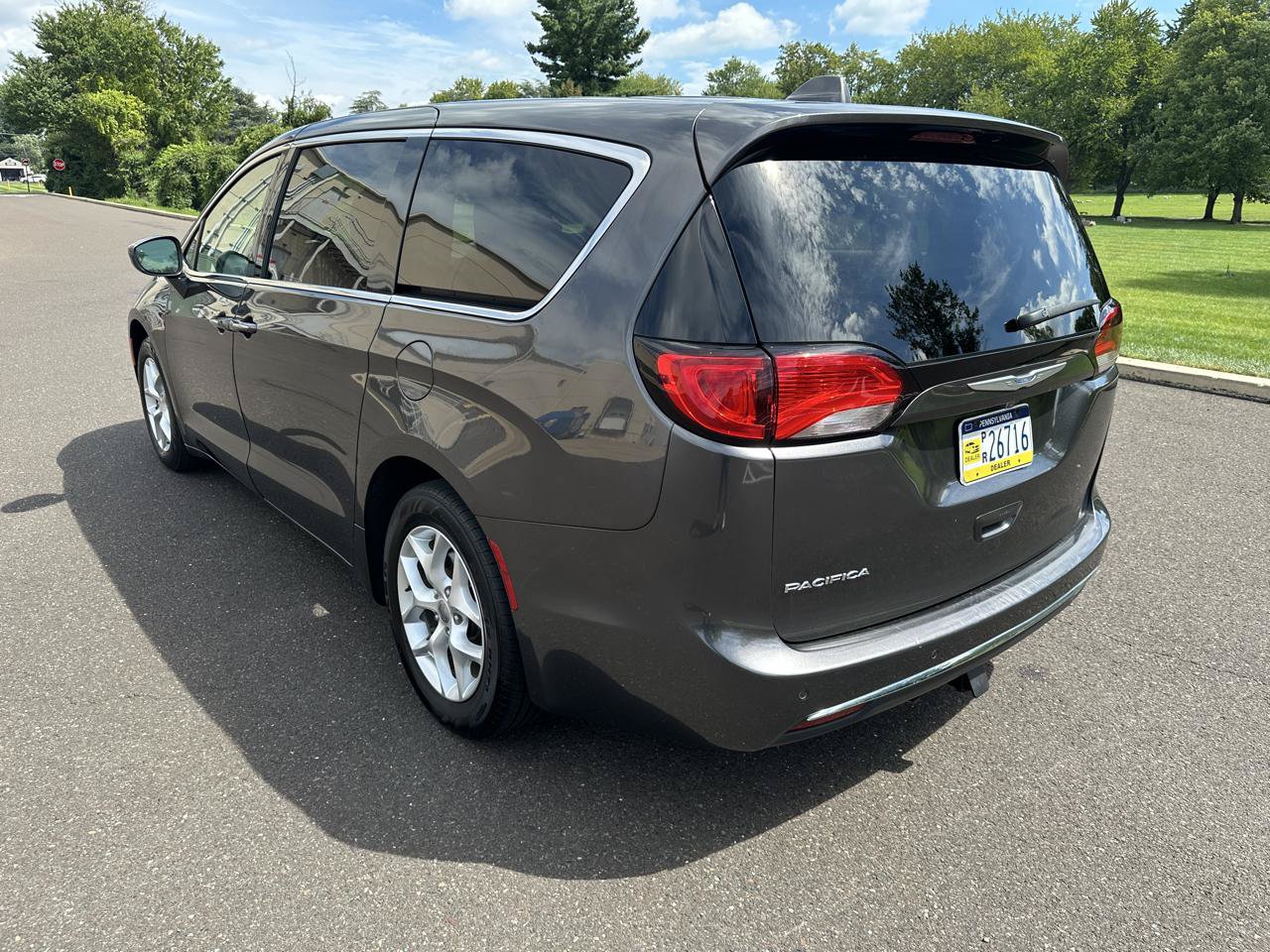 Used 2018 Chrysler Pacifica Touring Plus w/ Tire & Wheel Group FWD image 8