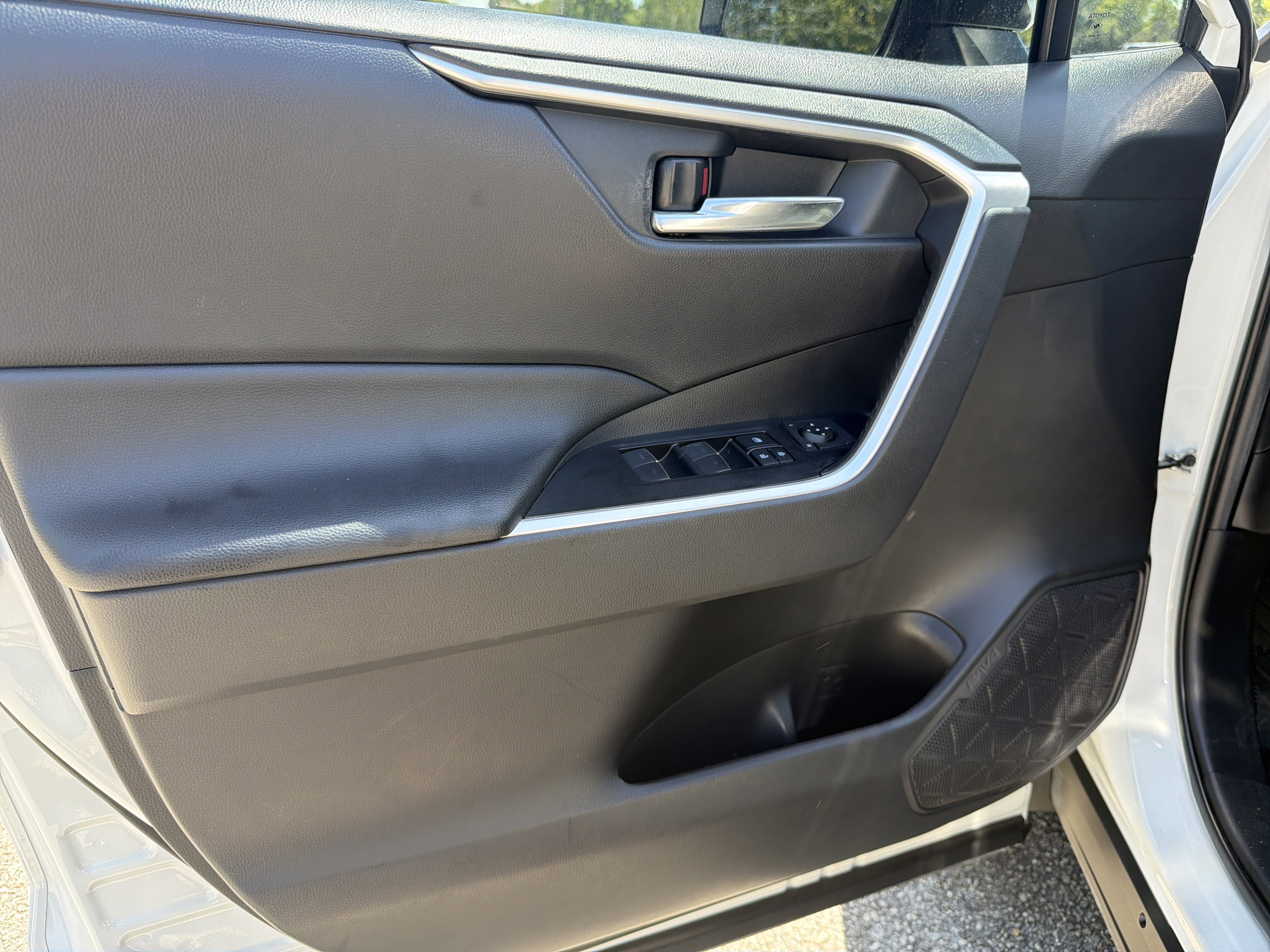 Used 2022 Toyota RAV4 XLE FWD image 12