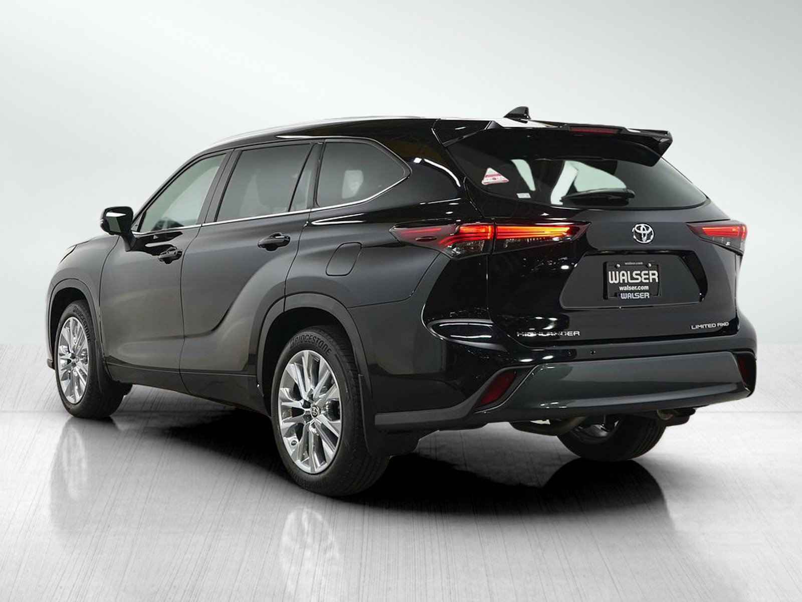 Used 2024 Toyota Highlander Limited AWD/4WD image 5