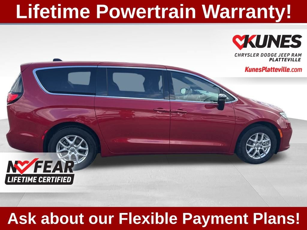 Used 2025 Chrysler Pacifica Select image 3