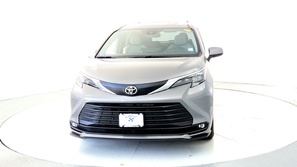 New 2026 Toyota Sienna XLE AWD/4WD image 8