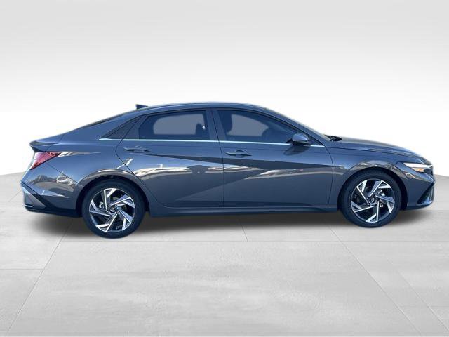 Used 2025 Hyundai Elantra Limited FWD image 6