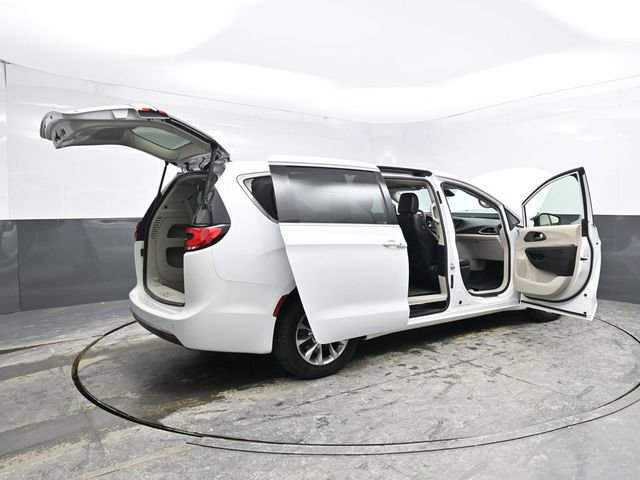 Used 2023 Chrysler Pacifica Touring-L image 38
