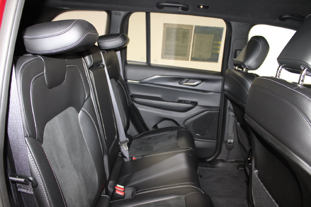 Used 2025 Jeep Grand Cherokee Altitude AWD/4WD image 26