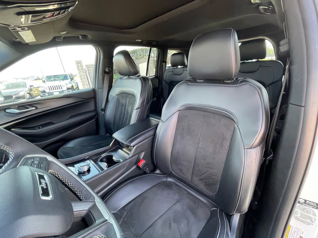 Used 2025 Jeep Grand Cherokee Altitude image 24