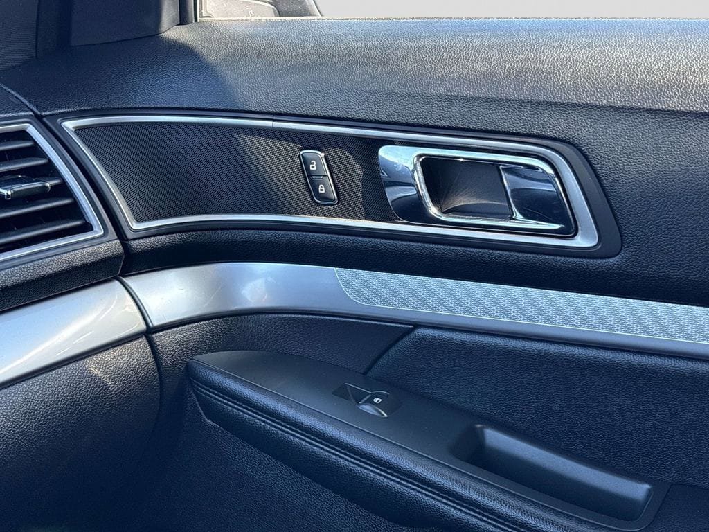 Used 2017 Ford Explorer XLT AWD/4WD image 28