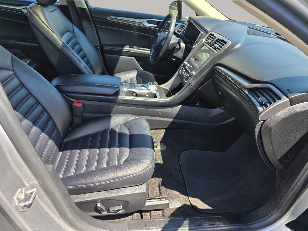 Used 2020 Ford Fusion SEL FWD image 27