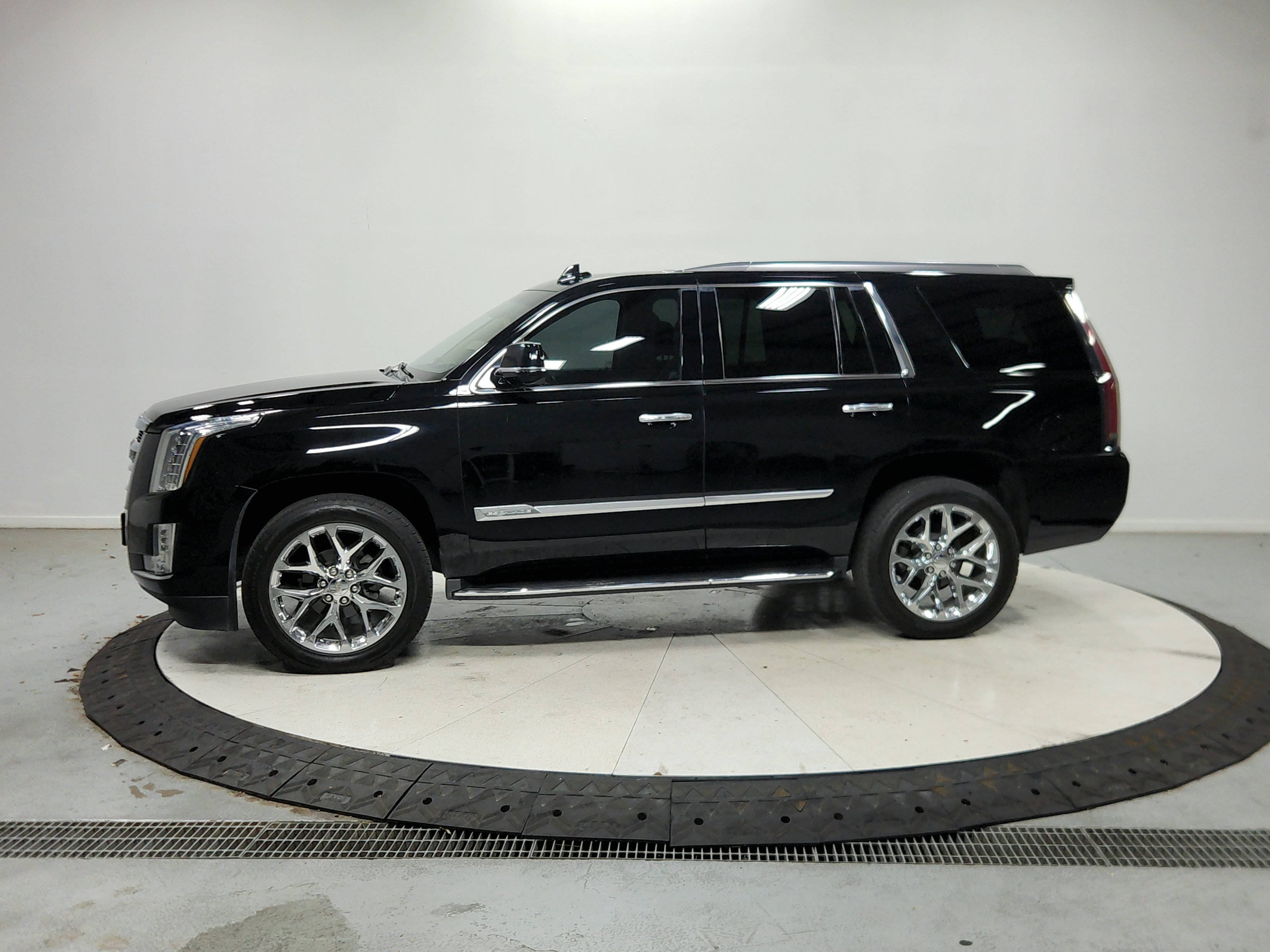 Used 2017 Cadillac Escalade Premium Luxury AWD/4WD image 5
