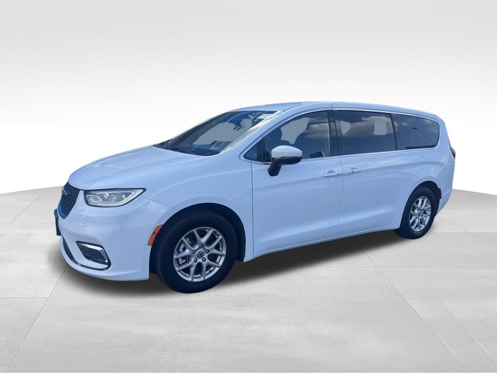 Used 2023 Chrysler Pacifica Touring FWD image 2