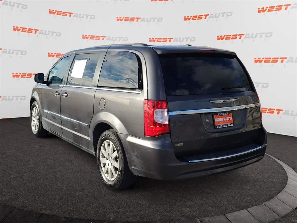 Used 2015 Chrysler Town & Country Touring image 3