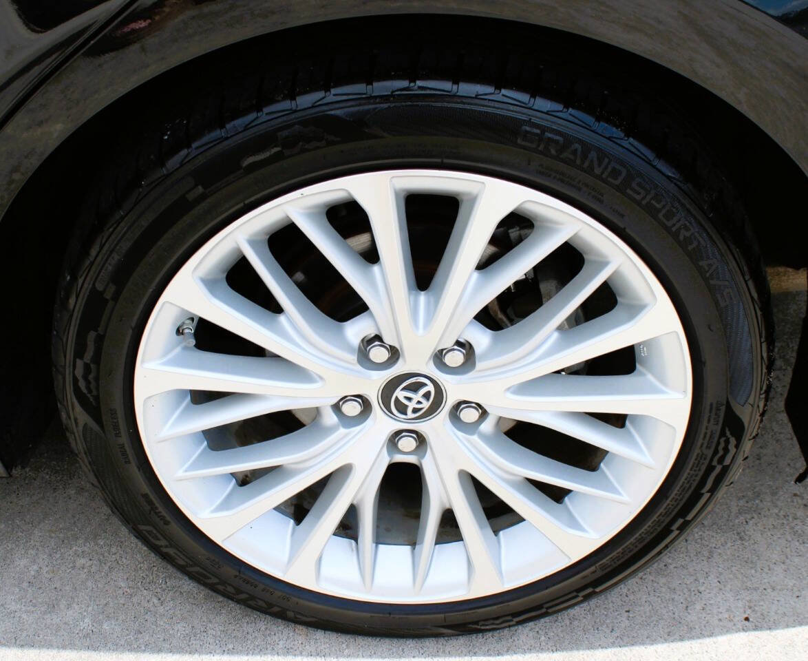 Used 2018 Toyota Camry XLE FWD image 12