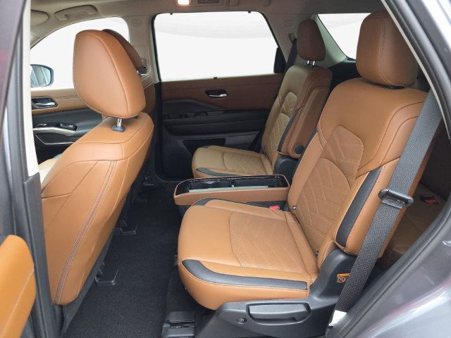 Used 2025 Nissan Pathfinder Platinum FWD image 14