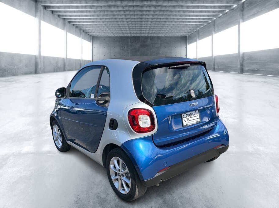 Used 2017 smart fortwo pure RWD image 4