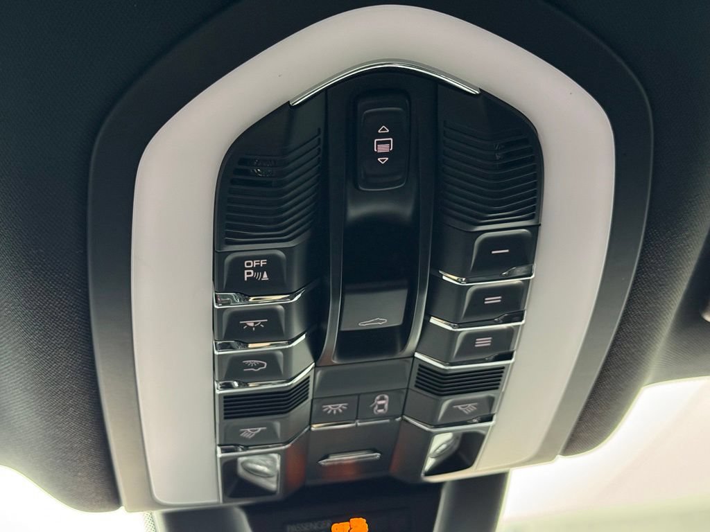 Used 2022 Porsche Macan S AWD/4WD image 32