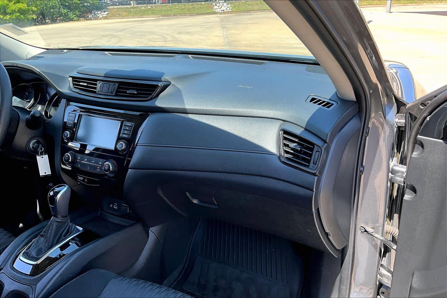 Used 2020 Nissan Rogue S FWD image 16