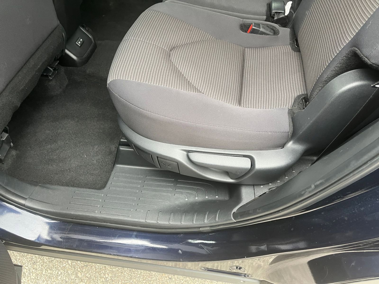 Used 2025 Toyota Highlander LE FWD image 27