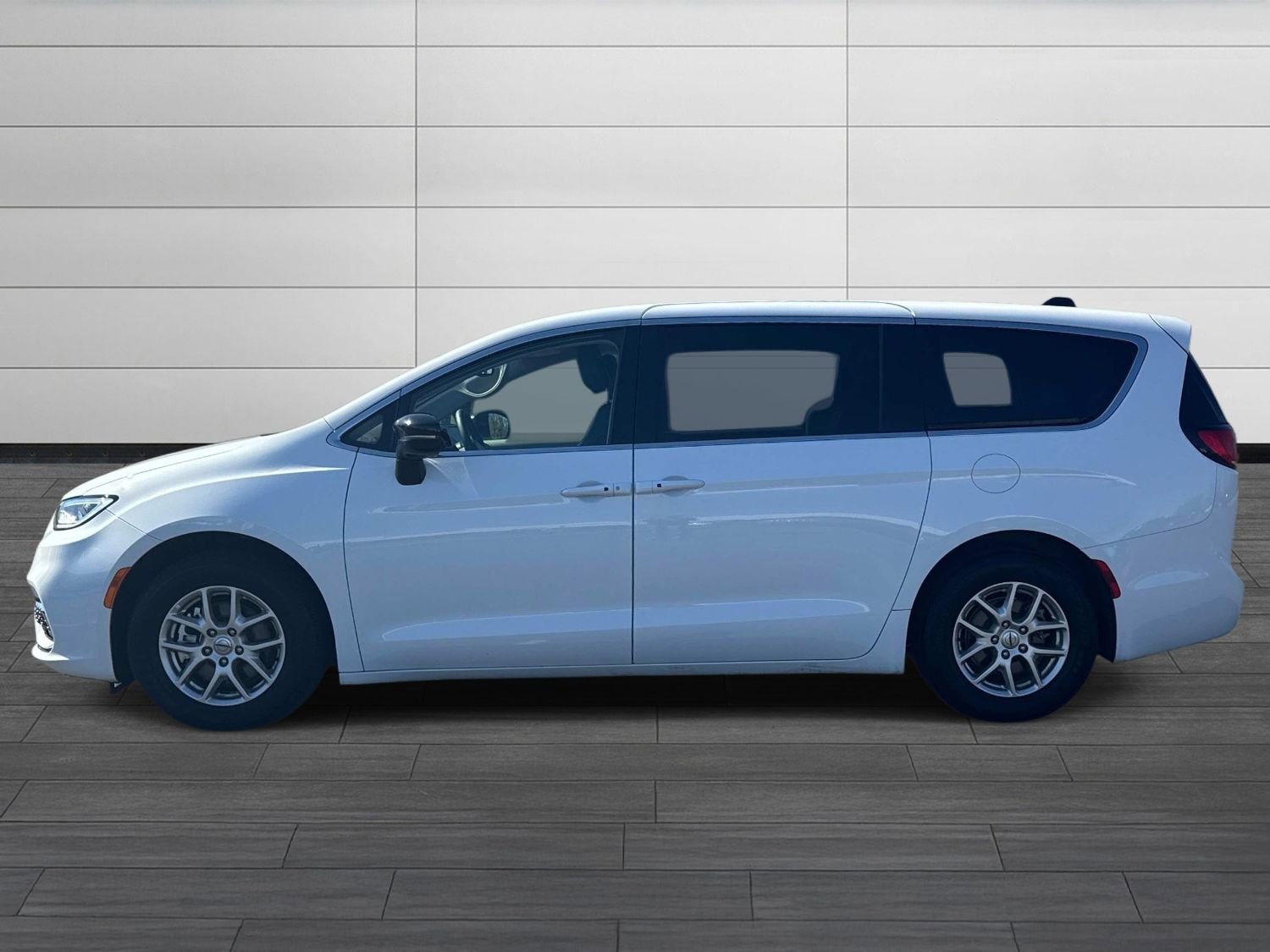 Used 2024 Chrysler Pacifica Touring-L image 7