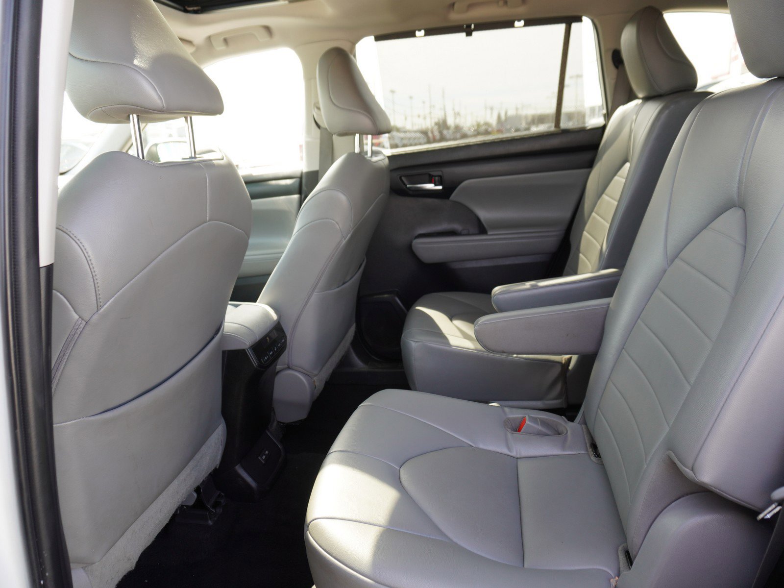 Used 2022 Toyota Highlander XLE image 14