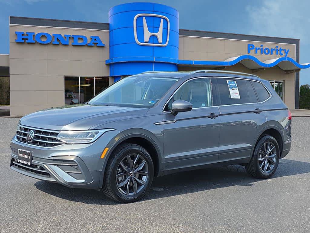 Used 2024 Volkswagen Tiguan SE w/ Panoramic Sunroof Package AWD/4WD image 1