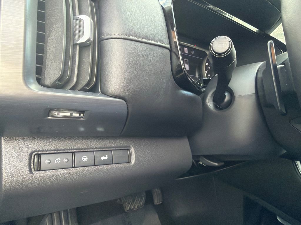 Used 2025 Nissan Pathfinder SL image 34