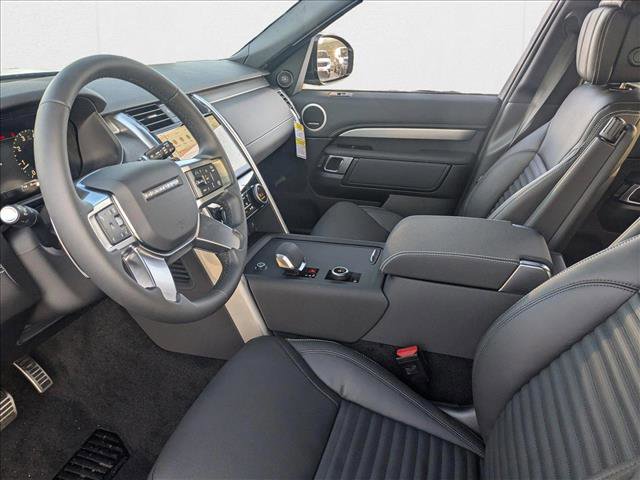 Used 2025 Land Rover Discovery Dynamic SE AWD/4WD image 3