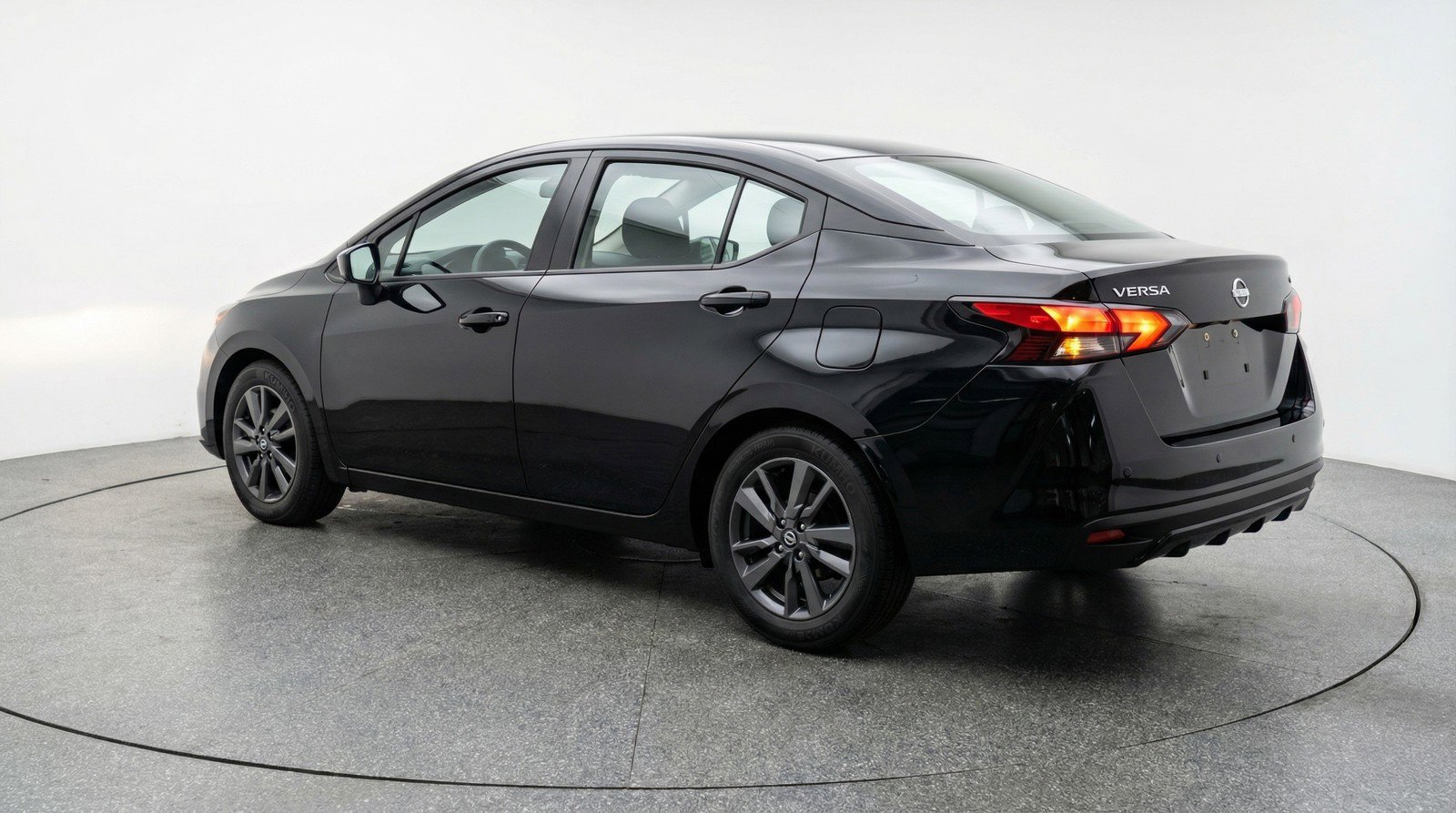 Used 2025 Nissan Versa SV FWD image 5