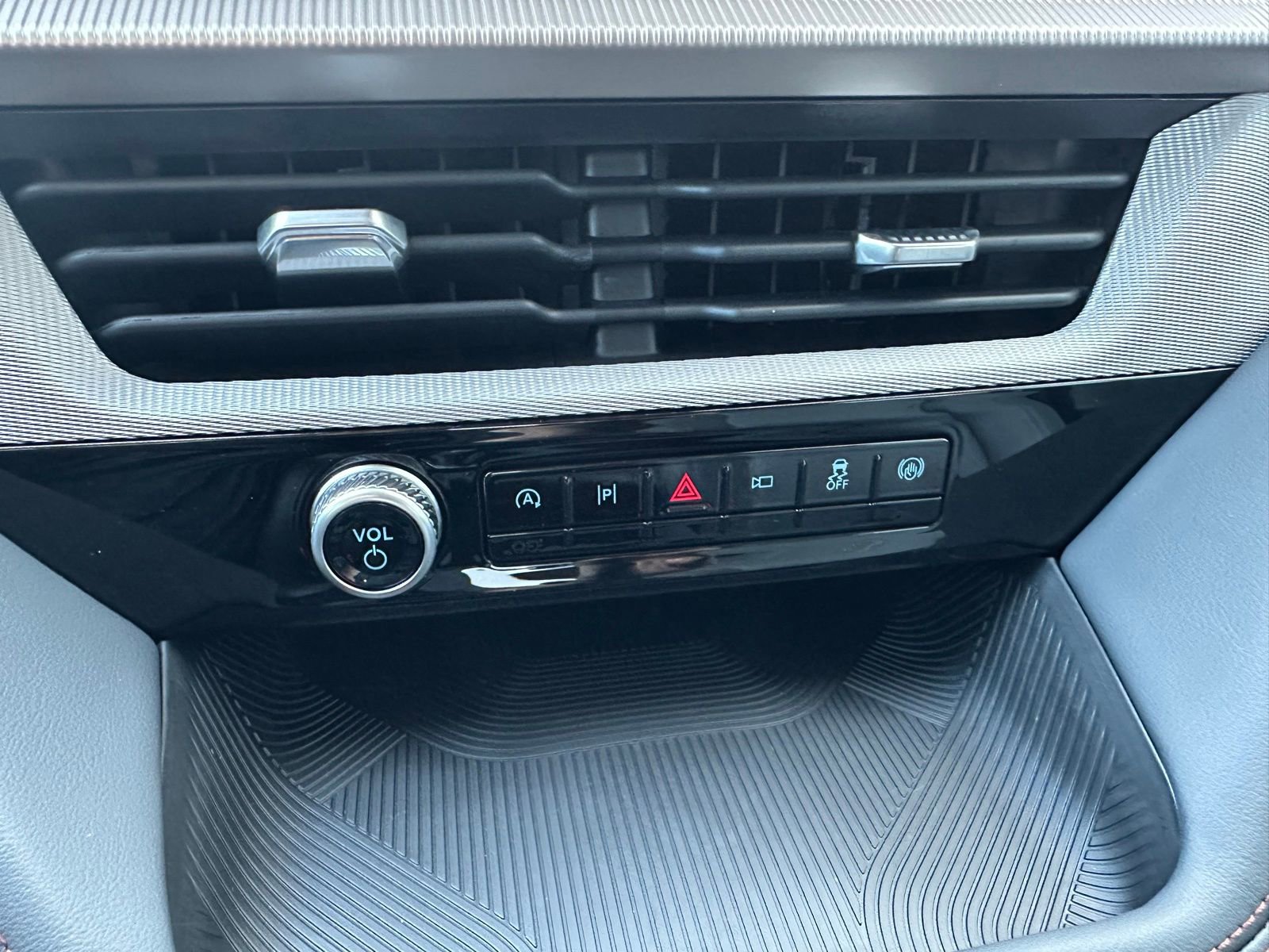 New 2025 Ford Explorer Active w/ Active Comfort Package image 17