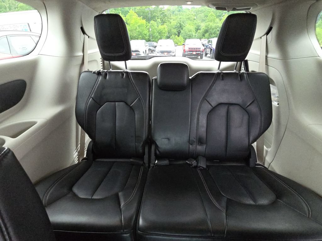 Used 2023 Chrysler Pacifica Touring-L FWD image 29