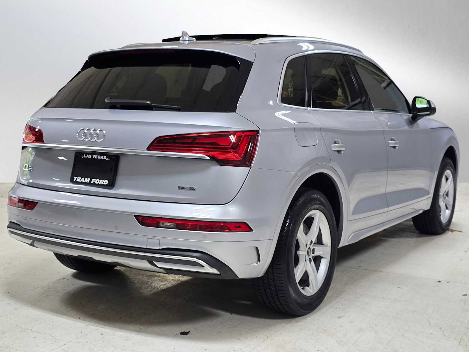 Used 2022 Audi Q5 2.0T Premium w/ Convenience Package image 3