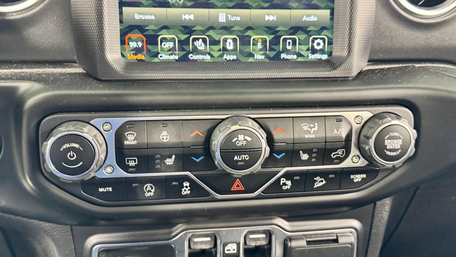 Used 2020 Jeep Wrangler Unlimited Sahara AWD/4WD image 27