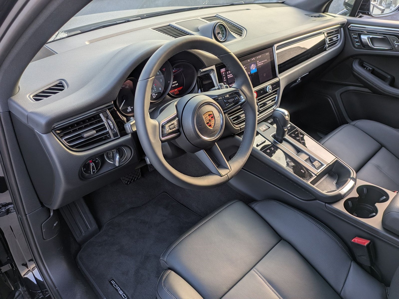 Certified 2025 Porsche Macan S AWD/4WD image 4
