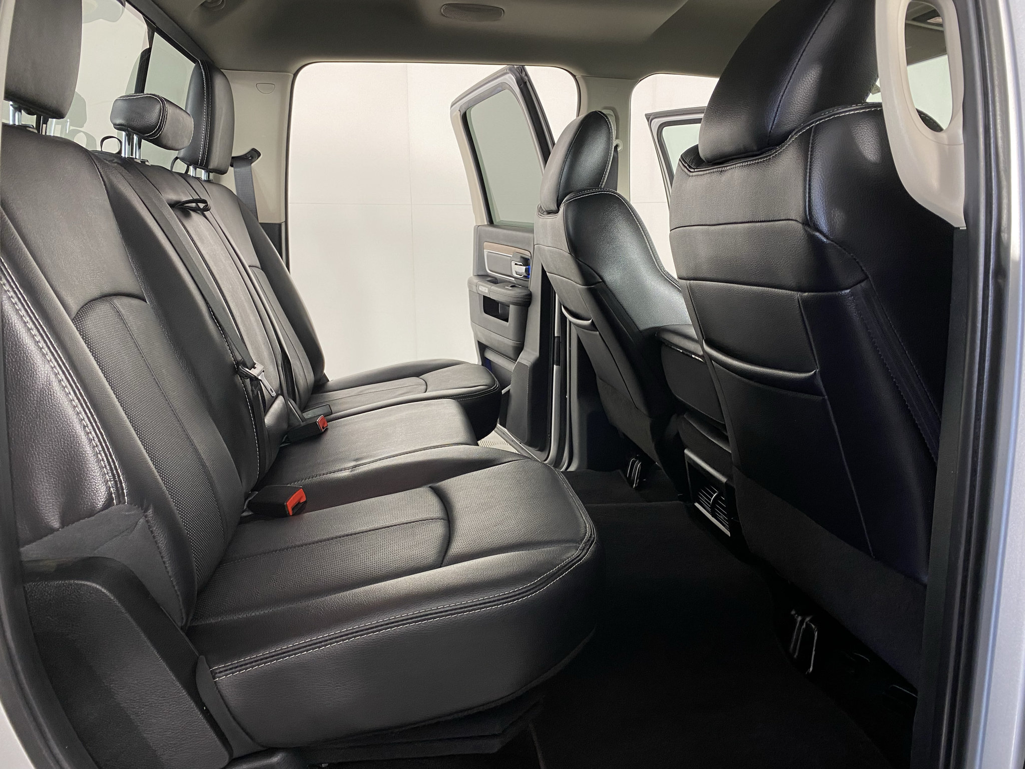 Used 2018 RAM 1500 Laramie w/ Convenience Group AWD/4WD image 25