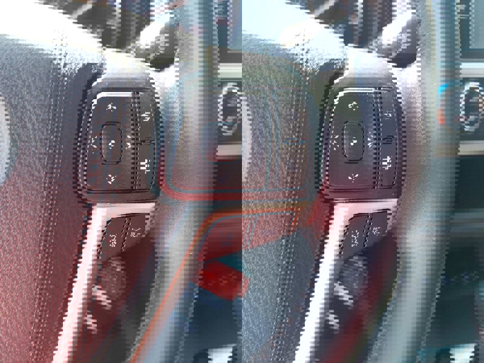 Used 2018 Toyota Highlander SE image 19