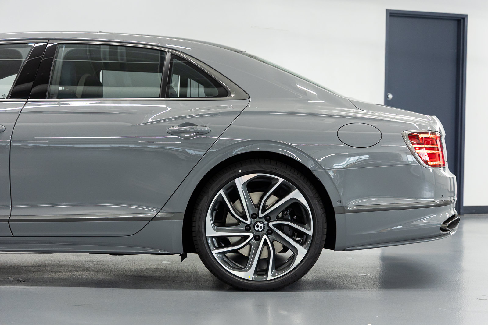 New 2026 Bentley Flying Spur Plug-In Hybrid AWD/4WD image 14